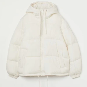 hm puffer jacka - Säljer denna fina jacka som jag nyligen köpt på Plick, har en liten fläck men som knappast syns 💘skriv för fler bilder