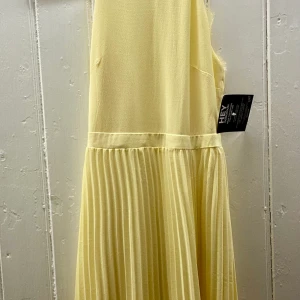 Ljusgul balklänning! - Superfin ljusgul balklänning, aldrig använd!! Storlek 32