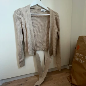Kofta från NAKD - En fin kofta men knyte från NAKD, aldrig använd, ord pris 349kr