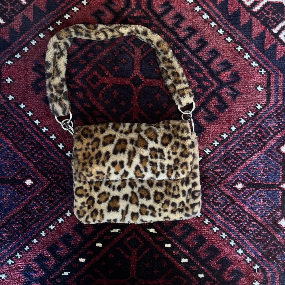Leopard tryck, fluffig väska . Väskor.