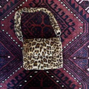 Leopard tryck, fluffig väska 