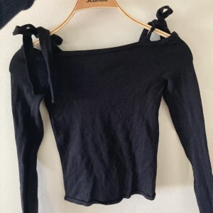 Hm topp långärmad  - Säljer min gamla favorit-topp från hm som jag växt ur. Off shoulder med justerbara band att knyta ovanpå axlarna🎀 supergullig och i bra skick! 