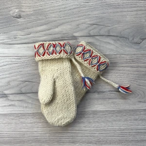 Stickade vantar - Säljer helt nya stickade vantar ,så fina nu till vintern💗