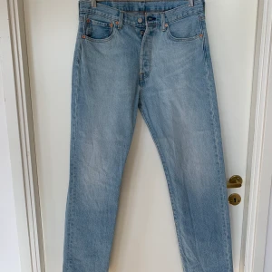 Levis jeans  - Ett par ljusblå 501or i storlek 32/32. De är knappt använda så de har inga skador eller märken. 