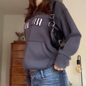 Puma-hoodie - Vintage gråblå hoodie från Puma! Är i barnstorlek 176 och sitter snyggt oversized på mig som brukar ha XS/S, perfekt till hösten! 💘