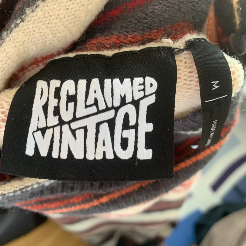 Randig stickad polotröja i storlek M. Reclaimed vintage. Fint skick. Stickat.