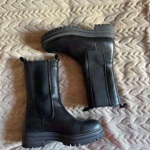 Helt nya boots - Helt nya boots från Duffy. Endast använda en gång. Säljer pga ångrat köp. Jätte fint skick, som nya.  Köpta för 1000:-
