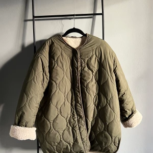Neo Noir Maximera Teddy Jacket Creamy/Army - Två jackor i en! Använd tre gånger. Väldigt bra skickat. Ordinarie pris 1500kr