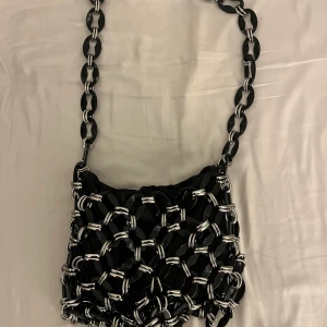 Väska från topshop  - Super fin väska från topshop som tyvärr inte kommer till användning. Sparsamt använd i bra skick.