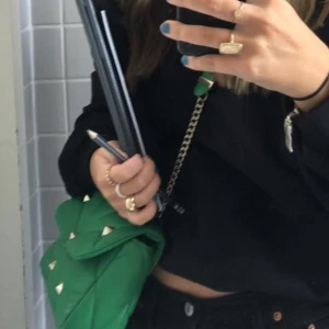 Väska - En ball väska med nitar från zara! Najs att ha för att piffa upp en tråkig outfit! 