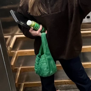 Grön väska!  - En bottega liknande väska från zara, så sjukt rymlig och söt att ha till alla tillfällen! 