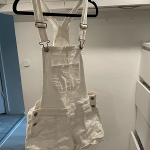 Vita hänglsebyxor - Vita hänglsebyxor från hollister! Jättesöta!