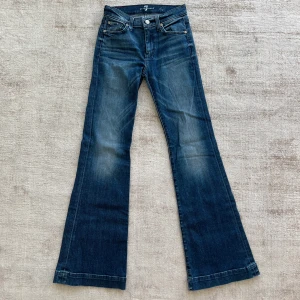7 for all mankind FLARE JEANS - Helt oanvända! Superbra kvalitet och jätte sköna. Väldigt smickrade passform! Original pris: 2400kr