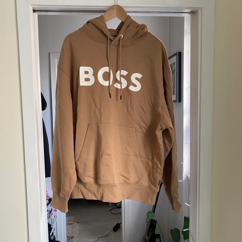 Beige boss hoodie, nwt, storlek XL, nypris 1999. Hoodies.