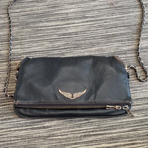 Zadig väska  - Säljer min Zadig väska i modellen Rock Clutch då den inte kommer till användning längre, den är några år gammal så den har defekter men inget som man tänker på☺️ ny pris är runt 3000🙌