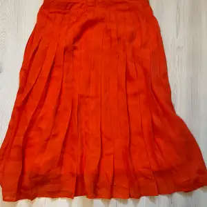 Jättefin plisserad kjol från vero Moda i tipp topp skick!