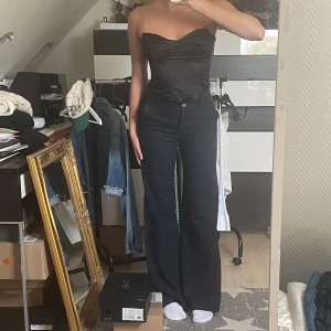 Blå randiga Kostymbyxor 💙 - Mörkblåa randiga kostymbyxor i nyskick. Använda endast ett fåtal gånger. Osäker på om jag vill sälja, kollar intresset 💙Köpta secondhand utomlands med prislappen kvar. 