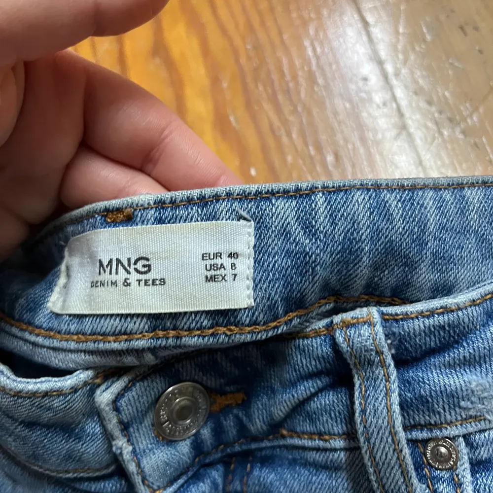Säljer ett par jätte coola jeans från mango. Använt ca 3 gånger, säljer pågrund av att de är för små för mig. Köpta för 399 men säljer för 170. Pris kan diskuteras. Storlek 40 men passar 38/39. Jeans & Byxor.