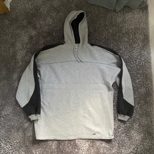 Reebok Hoodie - Snygg tröja från reebok. Storlek 2XL men funkar som oversize hoodie. I använt skick. Om du har några frågor är det bara att ställa de i dm🙂