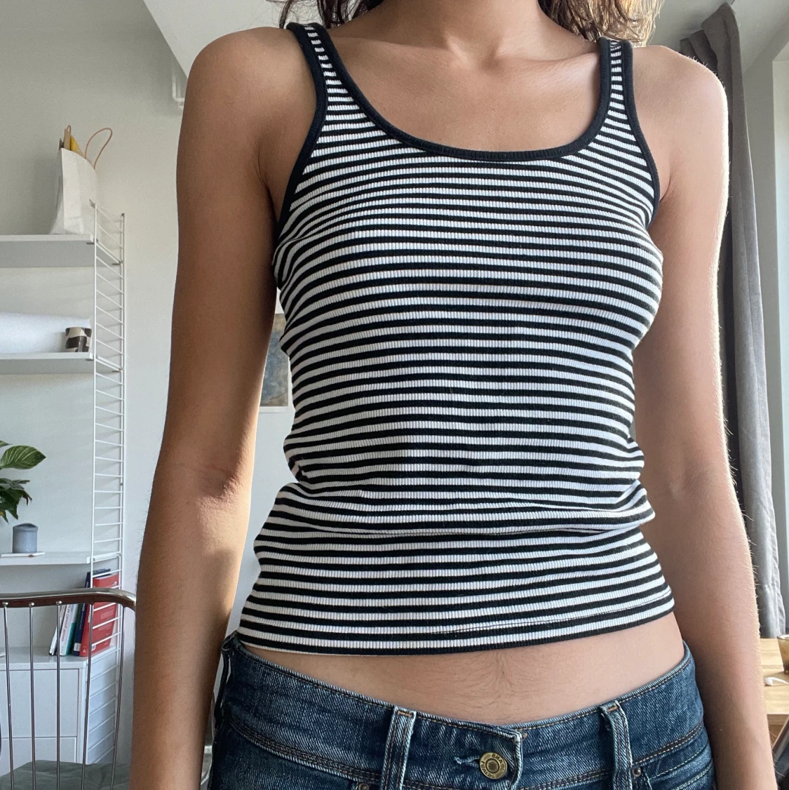 Svartvitt randigt ribbad linne