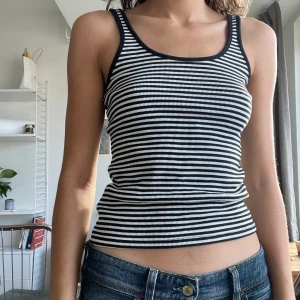 Svartvitt randigt ribbad linne - Inga anmärkningar! Väldigt skön. 