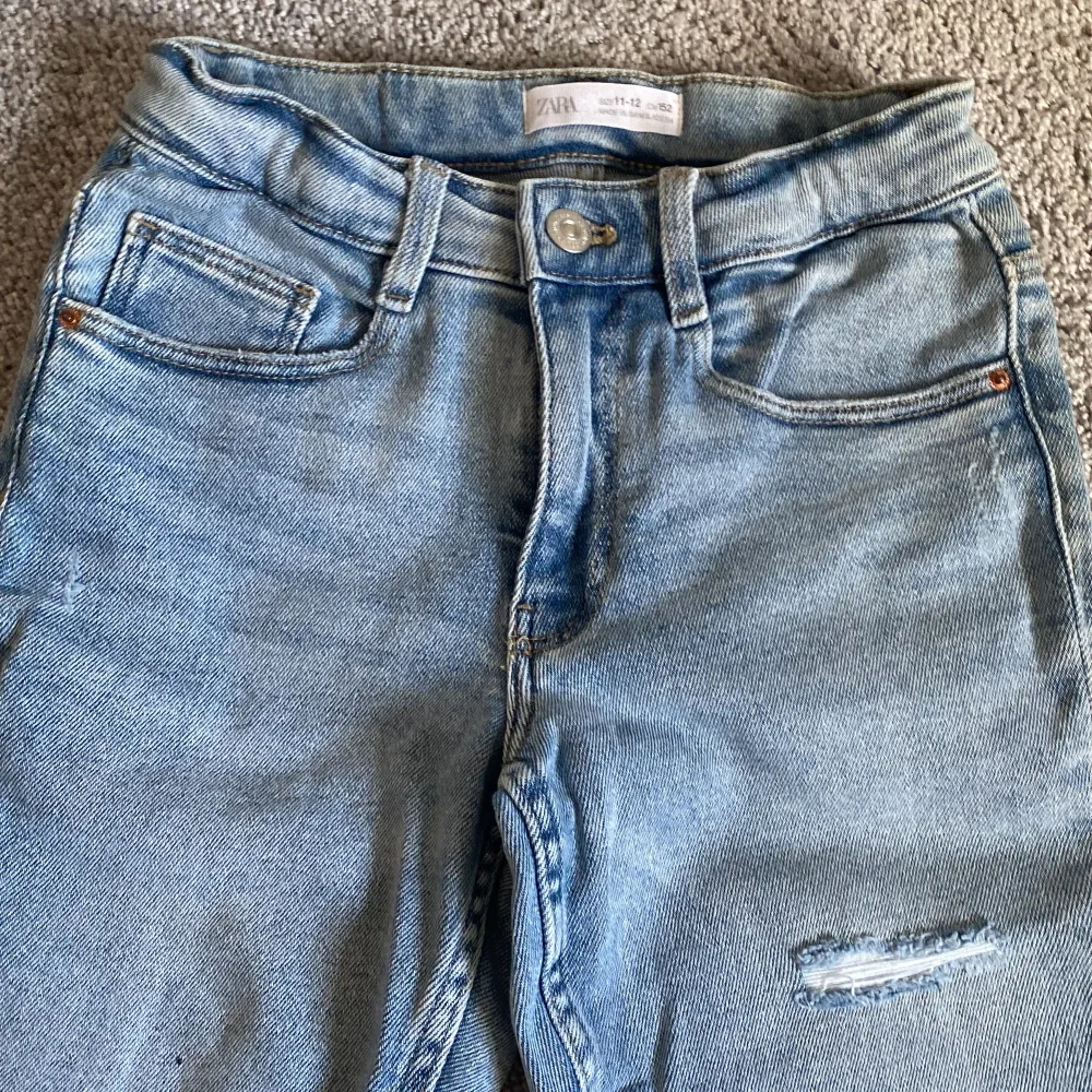 Detta är ett par jeans från zara har använd 1 gång. . Jeans & Byxor.