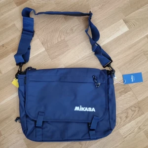 Axelremsväska från mikasa  - Säljer denna cool väska jag köpt från sellpy, då jag märkte att den inte är min stil riktigt. Väskan söker en ägare som vet hur man stylar en sån :)! Helt ny med lappar 💖  Nypris 349 kr med frakt, mitt pris 110 kr 💕💕  Skriv för mer information och frågor 