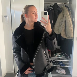 Höst/vinter jacka  - Säljer min fodrade skinn jacka från NA-KD köpt för ett år sen använt fåtal gånger, jag tycker personligen att man får plats med tjock tröja under och att den oavsett med eller utan tjock tröja är väldigt varm och bra till vinter, säljer pågrund av att jag köpt ny vinter jacka. Priset går att diskutera 💖