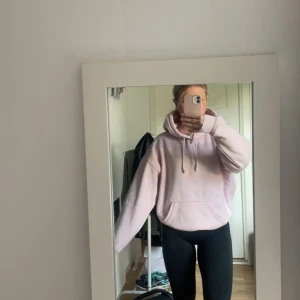 Bik Bok - En hoodie från Bik Bok lite nopprig i storlek XS