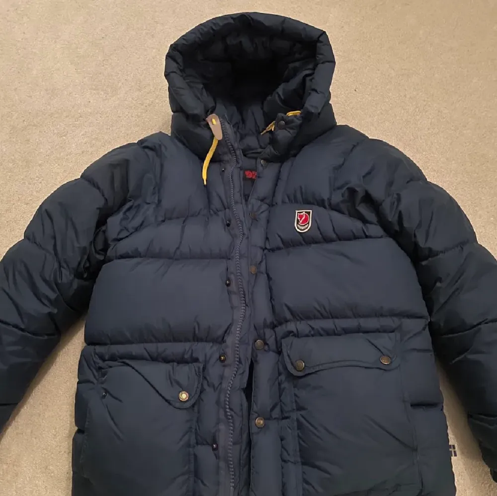 Jättefin fjällräven jacka unisex xxs . Knappt använd då dottern ångrade sig . Använd 1 månad enstaka gånger. Djur o rökfri. 4000kr ÄKTA.. Jackor.