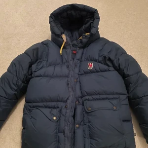 Fjällräven jacka  - Jättefin fjällräven jacka unisex xxs . Knappt använd då dottern ångrade sig . Använd 1 månad enstaka gånger. Djur o rökfri. 4000kr ÄKTA.