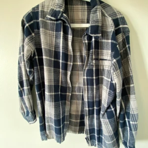 Kofta/jacka köpt secondhand  - En kofta med dragkedja som är köpt secondhand, använd men hel. Ganska kort i armarna då den är i barnstorlek men passar mig som inte har så långa armar hahha