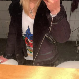 Svart mockajacka - Svart mockajacka med silvriga kedjor🫶asbra till hösten å vintern💕