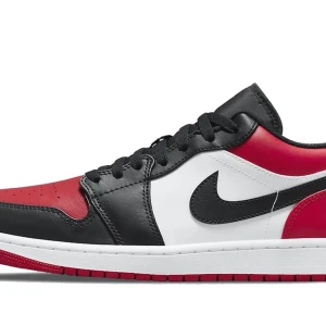 Jordans 1 low  - Säljer mina jordans 1 low som är köpta under april. Har bara använt de 3 ggr. Helt nya.  Skorna är lite cresede. Men är helt fräscha. Kan skicka mer bilder vid intresse 