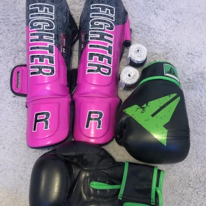 Boxnings grejer - Ett par boxnings handskar, benskydd samt lindor.