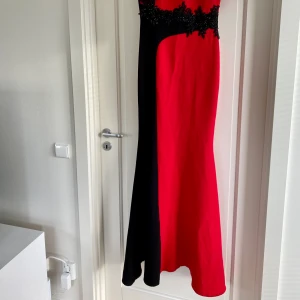 Festklänning i storlek 36/38 - Klänningen är i perfekt skick 