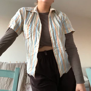 T-shirt skjorta - Randig t-shirt skjorta.