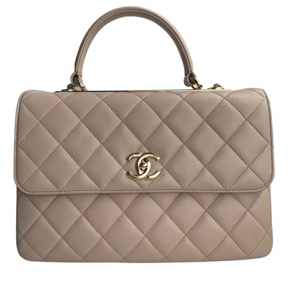 Säljer min vintage Chanel väska i färgen beige. Storlek M. Använd fåtal gånger.  Inköpt för 8900kr säljs för 1400 eller överenskommelse. . Accessoarer.