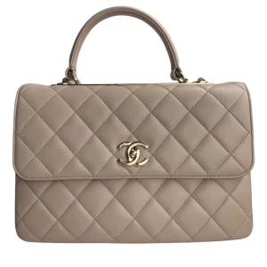 Chanel - Säljer min vintage Chanel väska i färgen beige. Storlek M. Använd fåtal gånger.  Inköpt för 8900kr säljs för 1400 eller överenskommelse. 