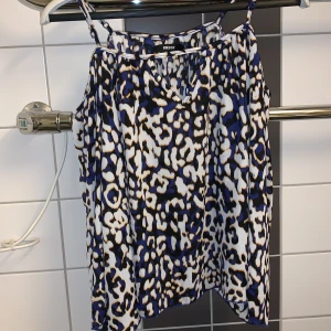 Off shoulder tröja - Off shoulder tröja från bikbok. Aldrig använd, prislappen sitter kvar.   Köparen betalar frakt☺️