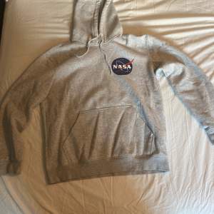 Nasa hoodie från h&m i storlek M. Kan mötas upp eller frakta på köparens bekostnad.