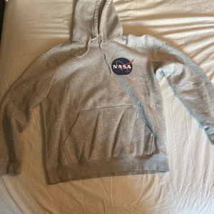 Nasa hoodie - Nasa hoodie från h&m i storlek M. Kan mötas upp eller frakta på köparens bekostnad.