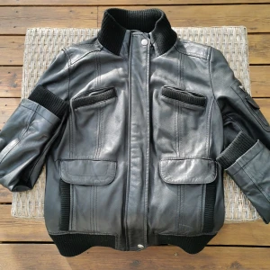 MNG Casual Sportswear Jacket  - En läderjacka med äkta läder som är både läcker och tålig! ❤️ Gjord med hög kvalite och är väldigt skön att ha på sig. 🥰 Originellt pris: 1100kr