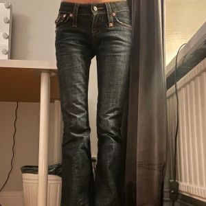 Lågmidjade bootcut jeans - Säljer mörkblåa bootcutjeans, lågmidjade. Dom är köpta second hand men är i bra skick. Köparen står för frakt. 