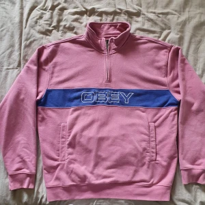 Obey zip sweatshirt - Rosa och blå Obey tröja i mycket fint skick storlek xl köpt på carlings