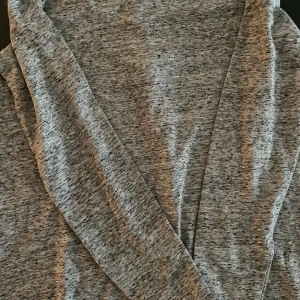 Gråspräcklig klänning från Monki, strl. XS - Gråspräcklig långklänning i mjukt material, loose fitting i storlek XS från Monki. Måttligt använd, inga hål/trasiga sömmar. Köparen står för frakt🌻