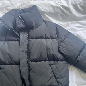 Vinterjacka  - En tjock, skön vinterjacka från bikbok!💖 Nyskick då jag bara använt den enstaka gång sen jag köpte jackan förra vintern. Den är fin samt mycket varm. Längst ner finns det även band att justera jackan med.