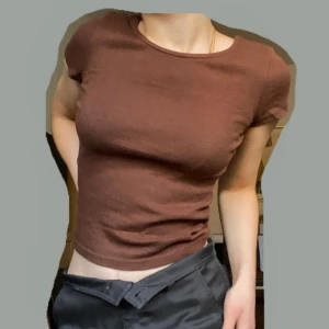 brun kort topp - brun croppad topp med låg rygg, passar strl XS-S 🌻 pris kan diskuteras🌱