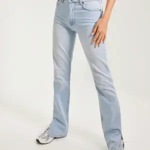 Storlek 36 helt nya jeans och lappen sitter fortfarande kvar. Köpte de för 700kr, om intresserad kan du skiva i dm så kan jag skicka bild på de. Buda på, kommer välja den med ett rimligt pris.