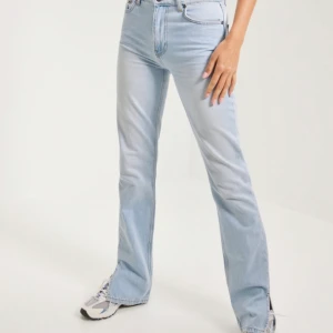 Mid waist jeans - Storlek 36 helt nya jeans och lappen sitter fortfarande kvar. Köpte de för 700kr, om intresserad kan du skiva i dm så kan jag skicka bild på de. Buda på, kommer välja den med ett rimligt pris.
